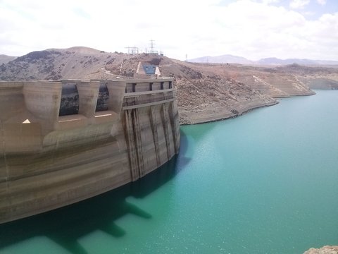 کاهش میزان خروجی آب سد زاینده رود کاهش میزان خروجی آب سد زاینده رود