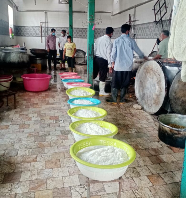 توزیع ۱۰۰۰ پرس غذای گرم بین&nbsp; مددجویان روستای سرهنگ بخش رخ