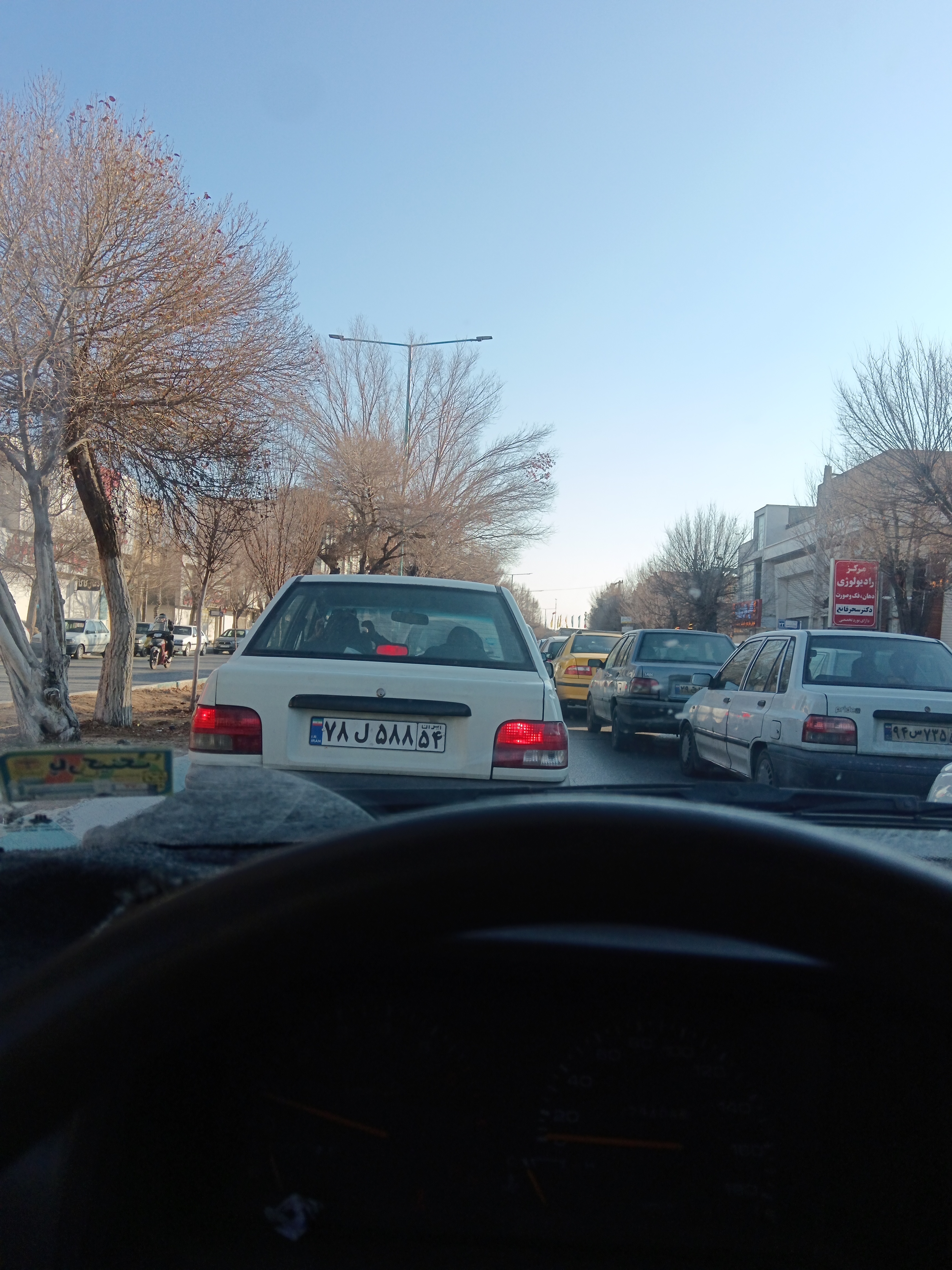 درخواست شهروند یزدی برای کاهش بار ترافیک میدان باهنر درخواست شهروند یزدی برای کاهش بار ترافیک میدان باهنر