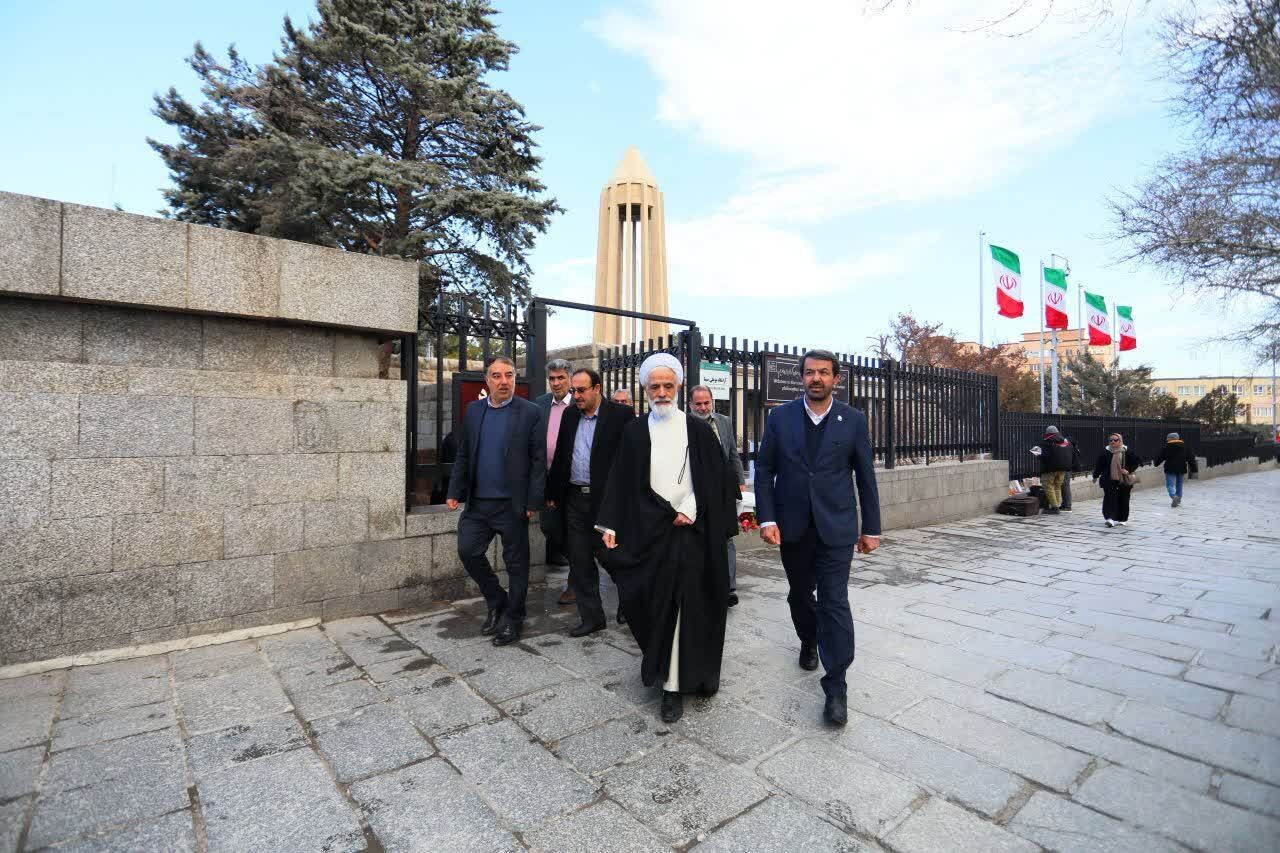 بازدید معاون حقوقی رئیسجمهور از آرامگاه بوعلی سینا بازدید معاون حقوقی رئیسجمهور از آرامگاه بوعلی سینا