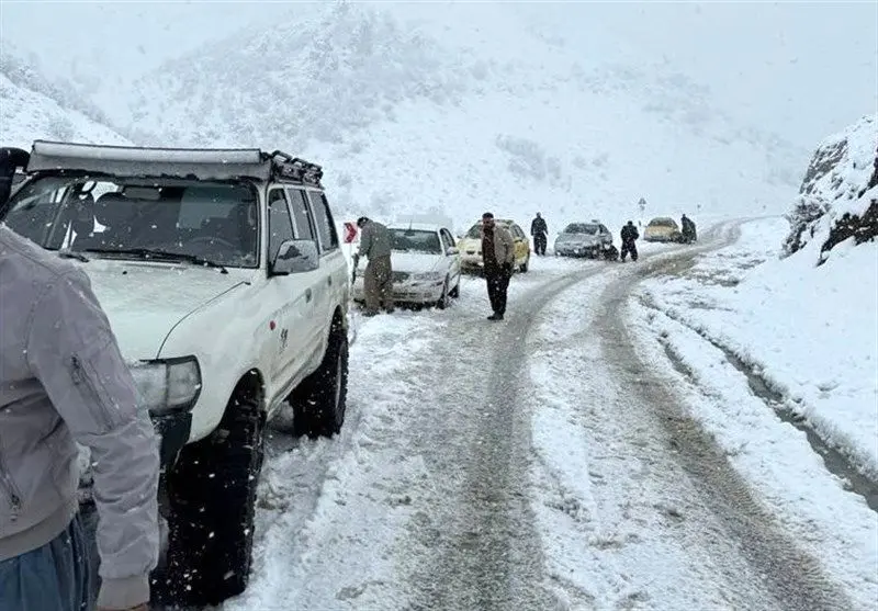 نجات ۵۰ خودروی گرفتار کولاک در نهاوند نجات ۵۰ خودروی گرفتار کولاک در نهاوند