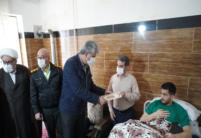 دیدار مسئولان مهاباد با خانواده شهید و جانباز جنگ رمضان
