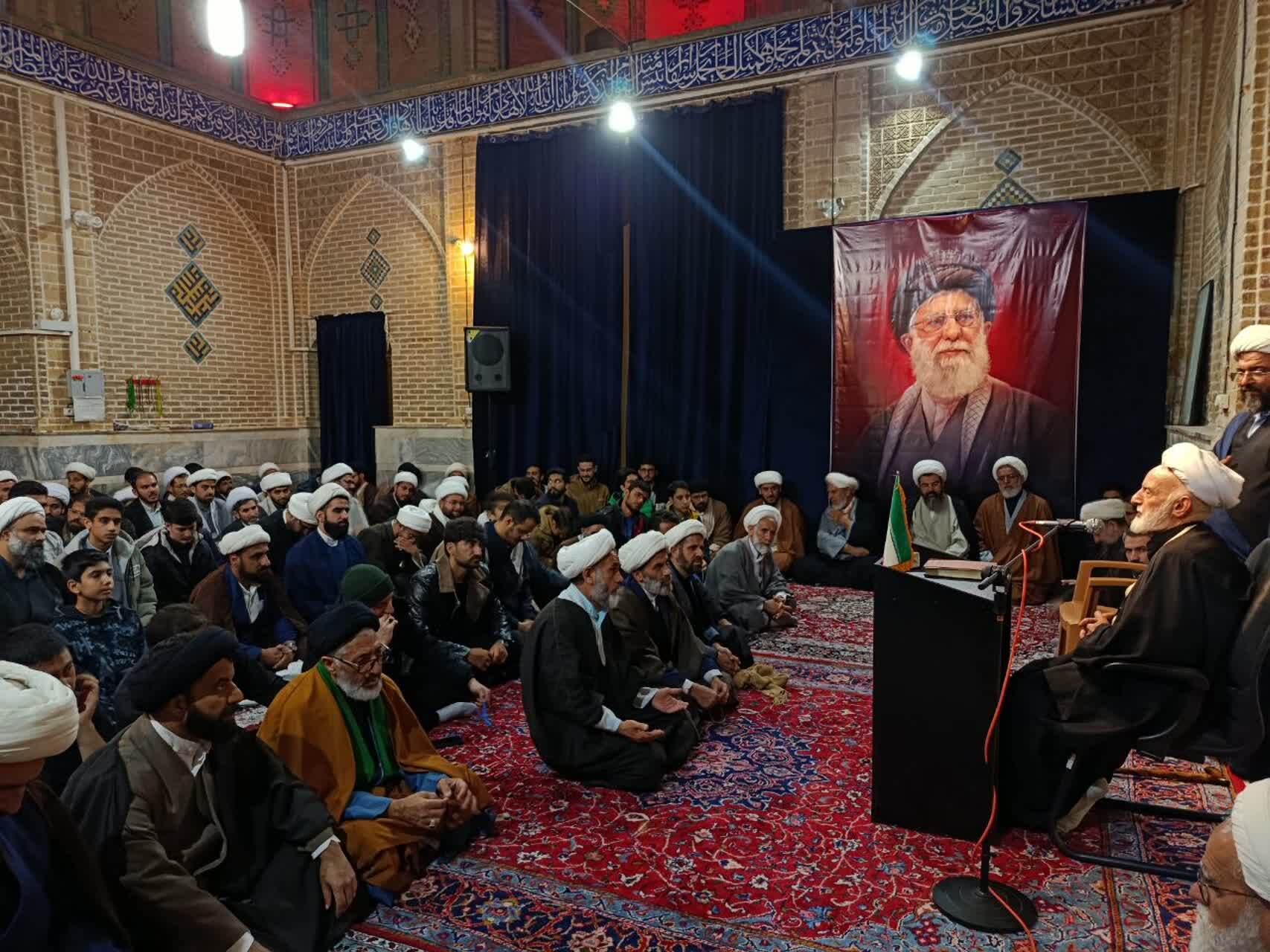 واجب‌ترین فعالیت، دفاع از نظام و رهبری