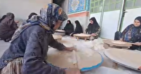 پخت نان محلی برای رزمندگان به همت بانوان گچسارانی