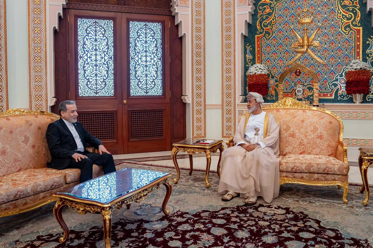 دیدار عراقچی با پادشاه عمان در مسقط