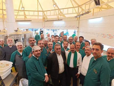 خدمت رسانی ۴۰ امدادگر یزدی در چایخانه‌ی حرم رضوی