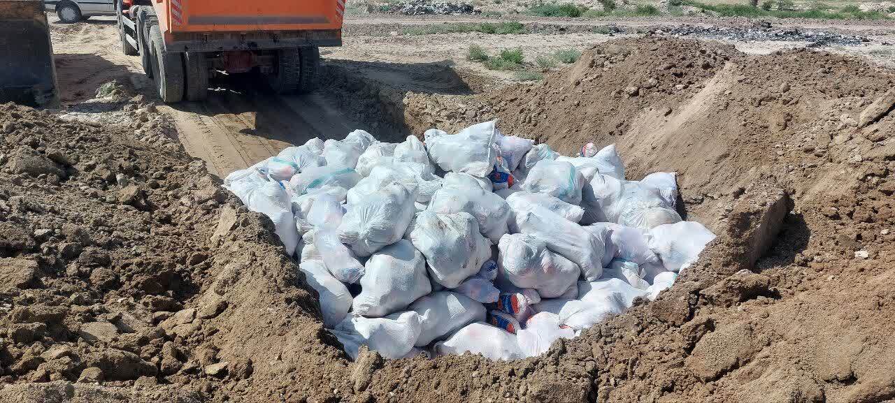 کشف و معدومسازی بیش از ۱۳ تن مرغ و مواد غذایی فاسد در کهنوج کشف و معدومسازی بیش از ۱۳ تن مرغ و مواد غذایی فاسد در کهنوج