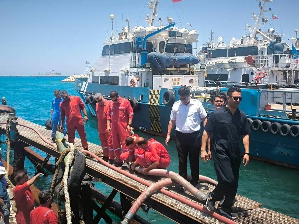 نجات موفق بارج غیرعملیاتی «ضحا» از غرق‌شدگی در خارگ