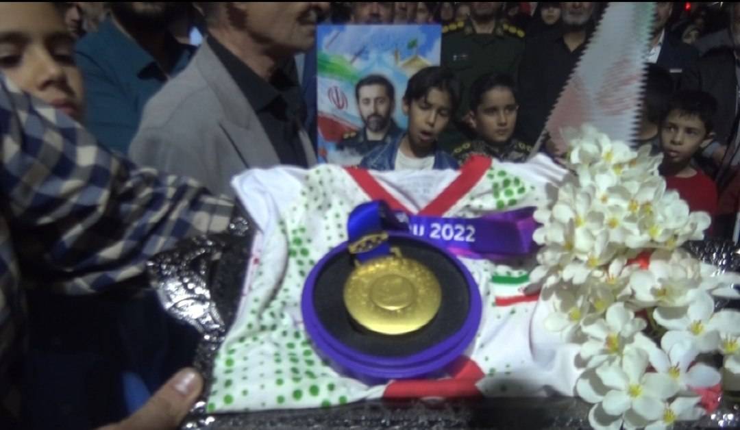 اهدای مدال طلای پارالمپیک به خانواده شهید در فریمان