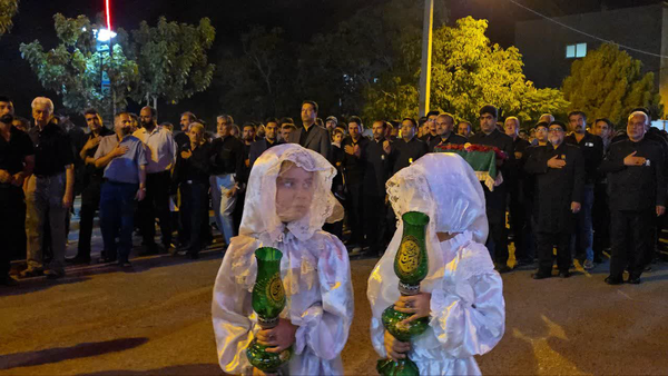 آیین تاریخی برافراشتن پرچم عزای حسینی در گناباد برگزار شد