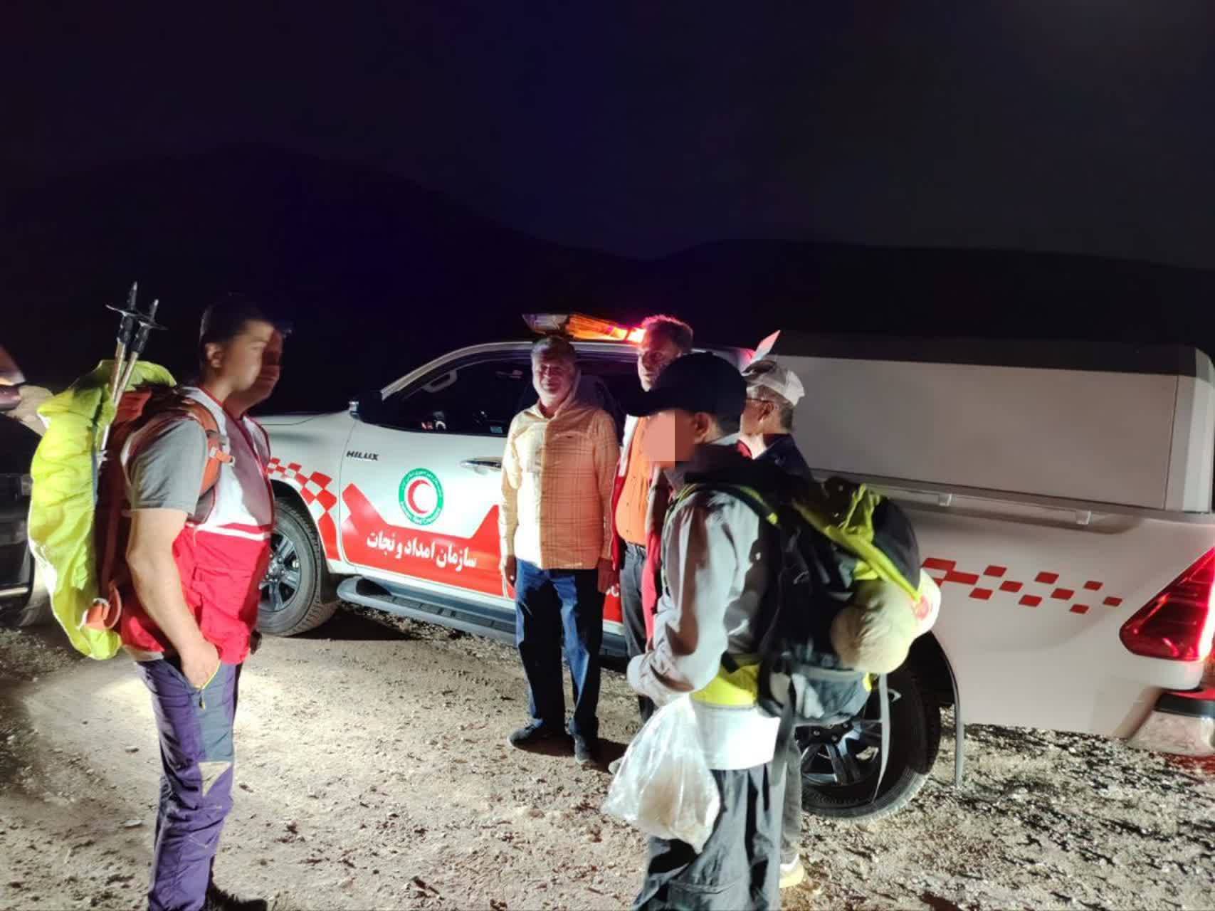 نجات ۵ طبیعتگرد گرفتار در ارتفاعات روستای غار نیشابور نجات ۵ طبیعتگرد گرفتار در ارتفاعات روستای غار نیشابور