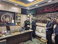 اهدای پرچم گنبد حرم مطهر حسینی، برای تکریم و بدرقه پیکر مطهر امام خامنه‌ای