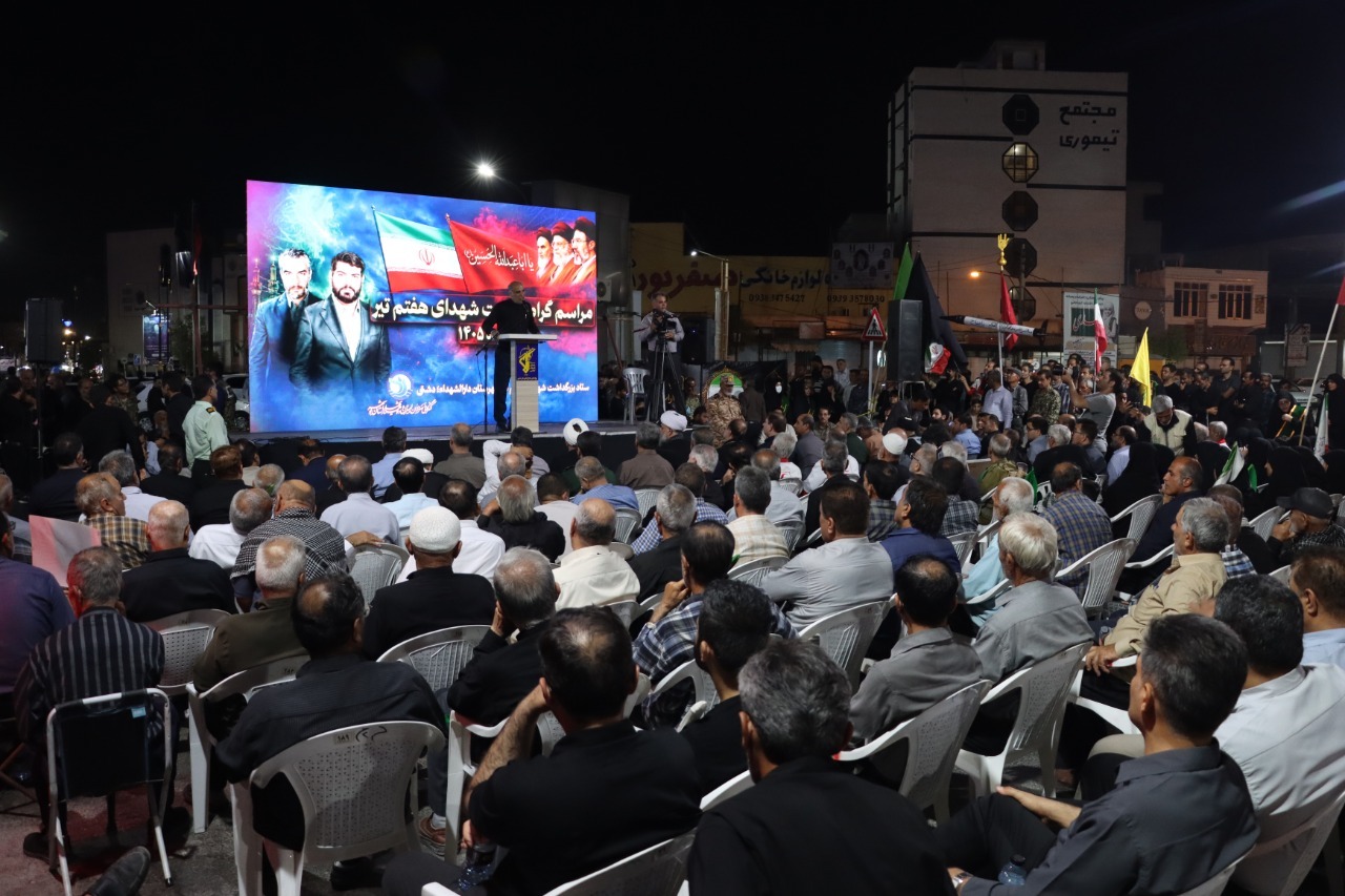 حضور باشکوه در آیین وداع با قائد امت، پاسخی به دشمنان است