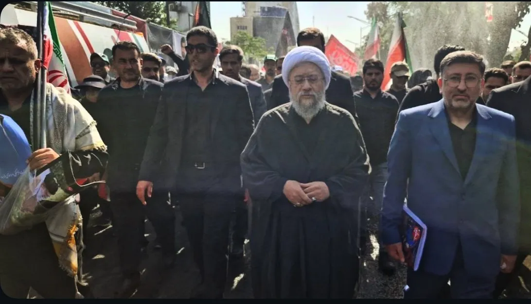 حضور آیت الله آملی لاریجانی در مراسم تشییع پیکر مطهر رهبر شهید حضور آیت الله آملی لاریجانی در مراسم تشییع پیکر مطهر رهبر شهید