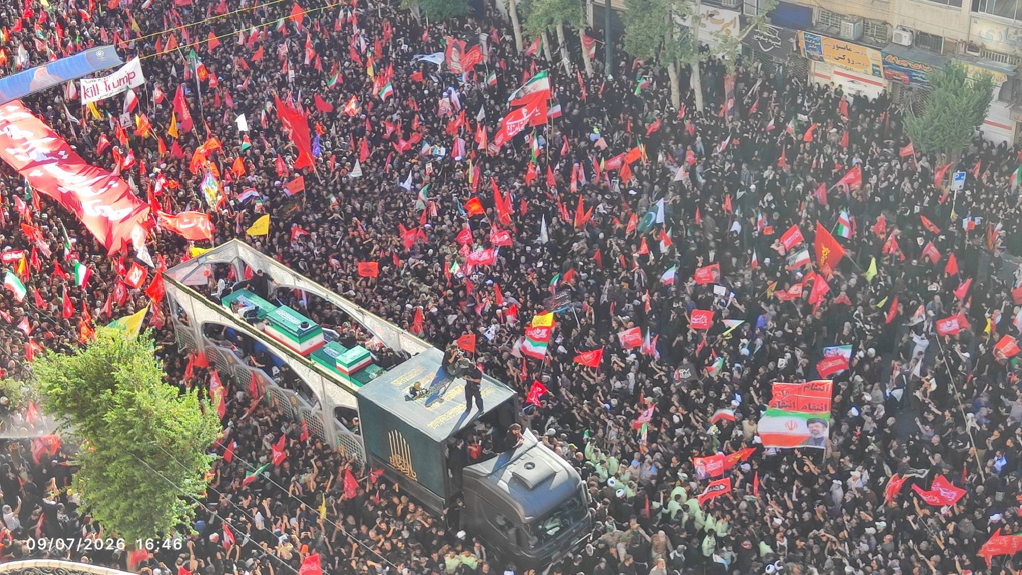 پیکر رهبر شهید امت با بالگرد به حرم مطهر رضوی منتقل می شود