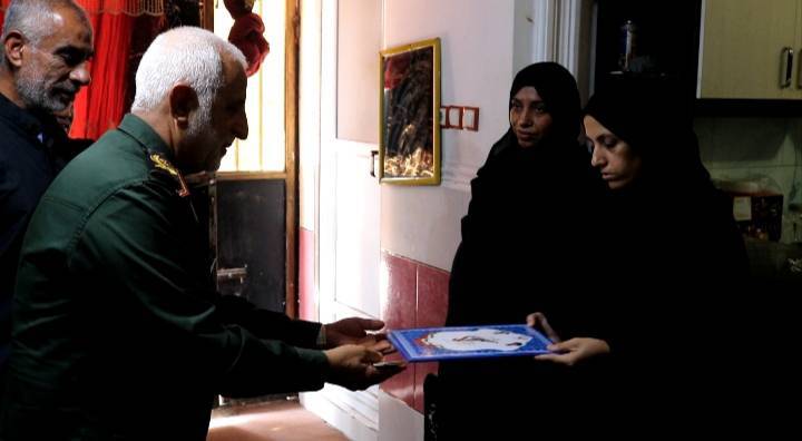 ابلاغ سلام فرماندهی نیروی دریایی سپاه به خانواده شهدای تنگه هرمز