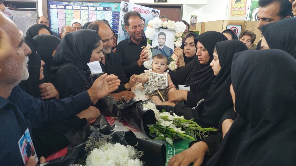 وداع نوزاد سه‌ماهه با پدر شهیدش در بردسکن