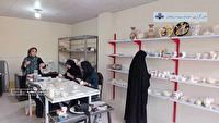 هنرنمایی بانوان روستای قره‌بلاغ زنجان در تولید ظروف سرامیکی