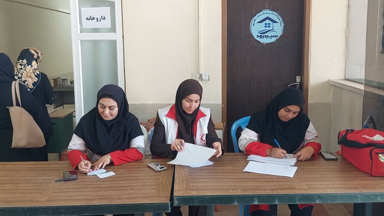 ارائه خدمات پزشکی جمعیت هلال احمر در شهرستان رودبار