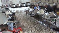 توزیع غذای نذری بین عزاداران حسینی در خنج