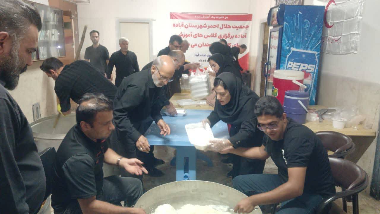 توزیع ۳۵۰۰ غذای نذری توسط خانه هلال کارخانه کاشی پاسارگاد سرام آباده