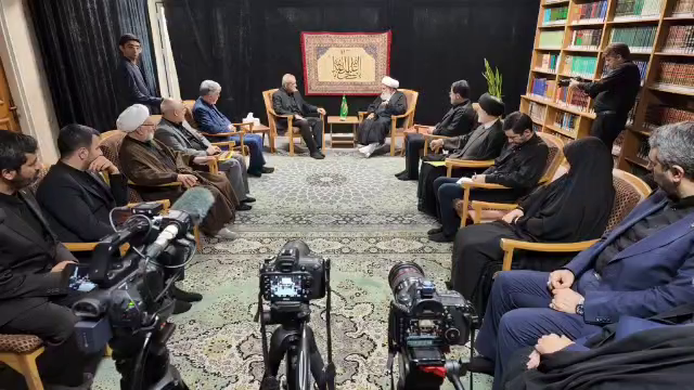 اخلاص، تدبیر و توسل به امام عصر(عج) راهگشای مشکلات کشور است