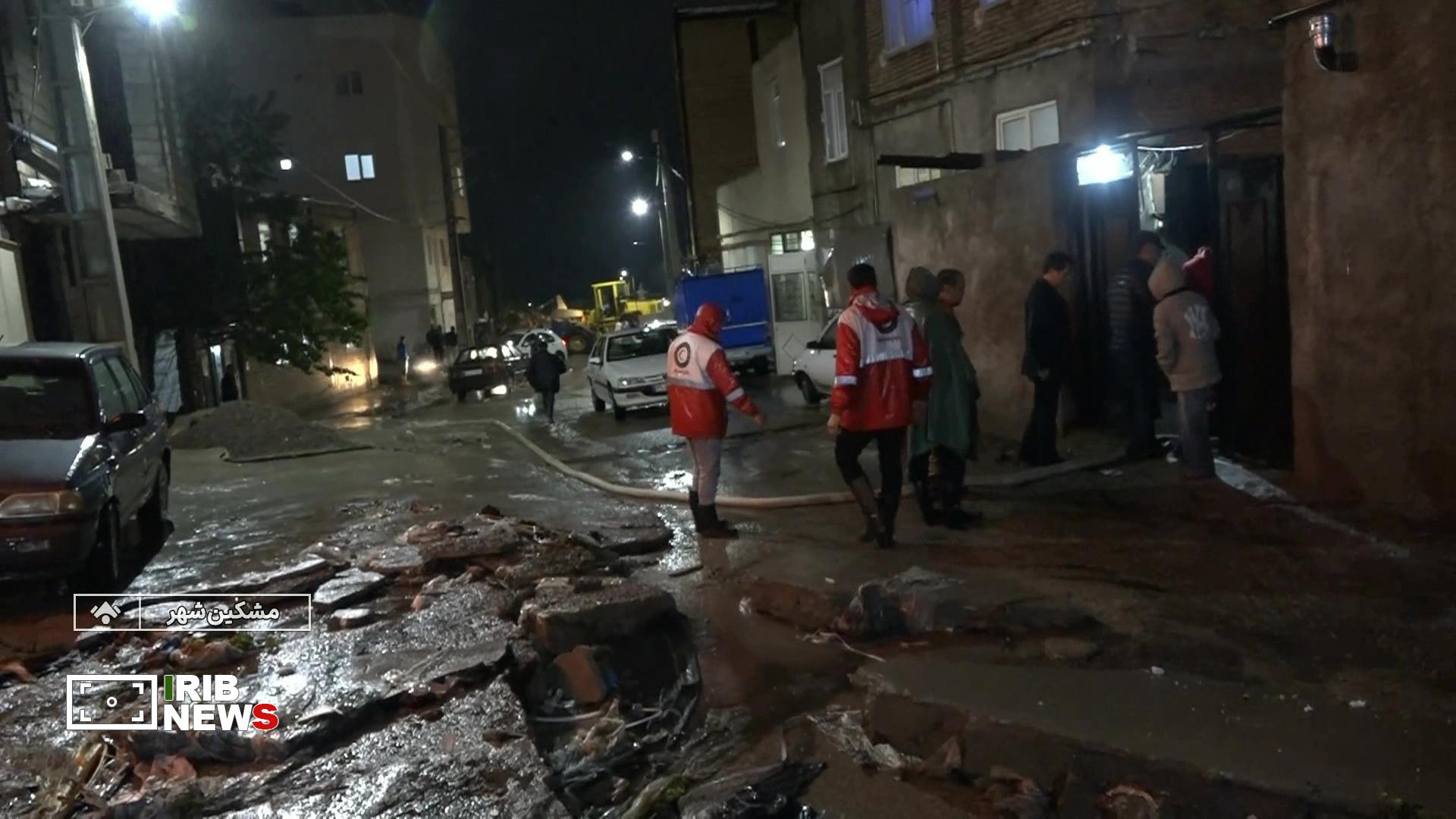 تخلیه آب از منازل آسیبدیده در پی سیلابهای اردبیل تخلیه آب از منازل آسیبدیده در پی سیلابهای اردبیل
