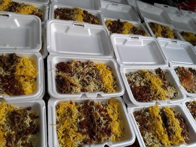 پخت غذای نذری در روستای باغگلان میناب پخت غذای نذری در روستای باغگلان میناب