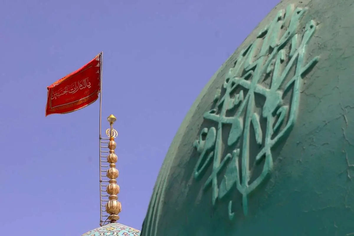 پرچم یا لثارات الحسین (ع) بر بام مساجد به اهتزاز در می‌آید