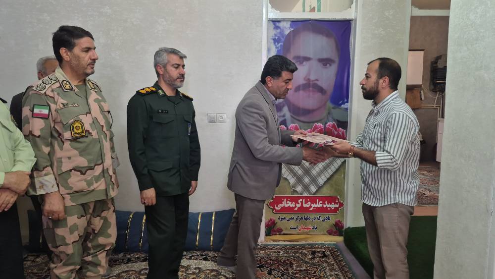 غبارروبی مزار شهدای گمنام دهلران در هفته دولت