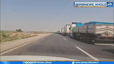 صف طولانی کامیون‌ها در مسیر منتهی به پایانه تجاری مرز چذابه استان خوزستان+فیلم